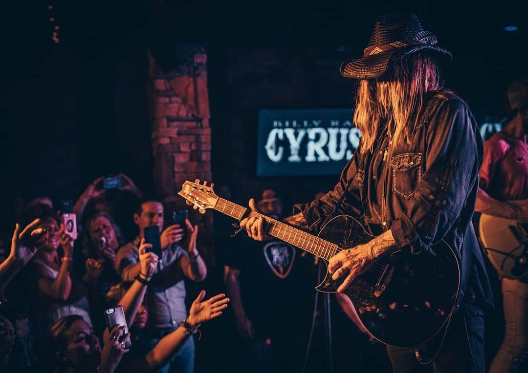 ビリー・レイ・サイラスさんのインスタグラム写真 - (ビリー・レイ・サイラスInstagram)「Always a pleasure playin for y’all! Thank you for 2 amazing nights Nashville! 📷:@stevenjbradley」6月30日 2時38分 - billyraycyrus