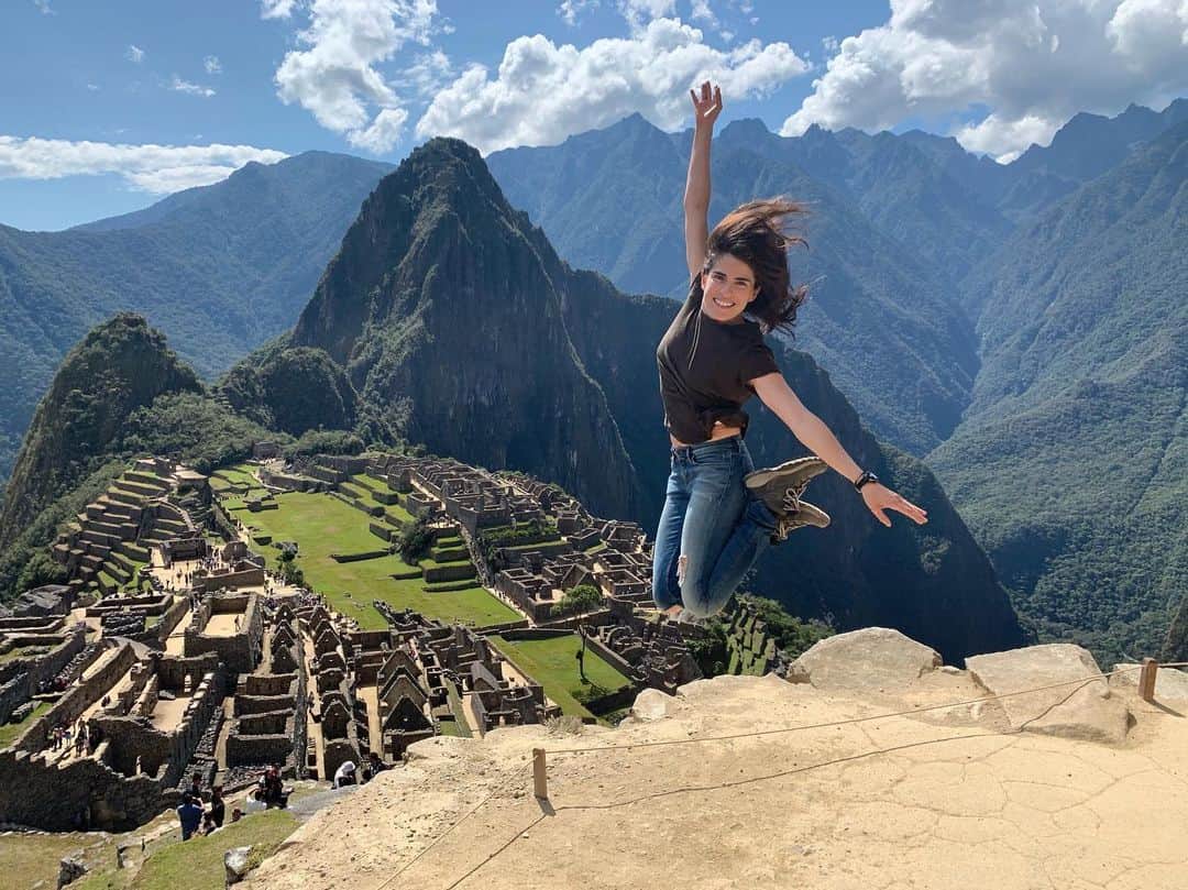 カーラ・ソウザのインスタグラム：「After some serious altitude sickness... Lo logramos! Las fotos no le hacen justicia a esta maravilla de lugar. #machupicchu #peru #nofilterneeded」