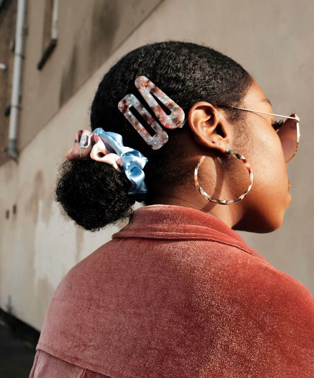アクセサライズのインスタグラム：「Because more is more💓. Play pick and mix with our new in stunning hair accessories, for a guaranteed head-turner. 📷 @remiafolabi  Tap the link in the bio to shop now.  #Accessorize #Accessorizer」