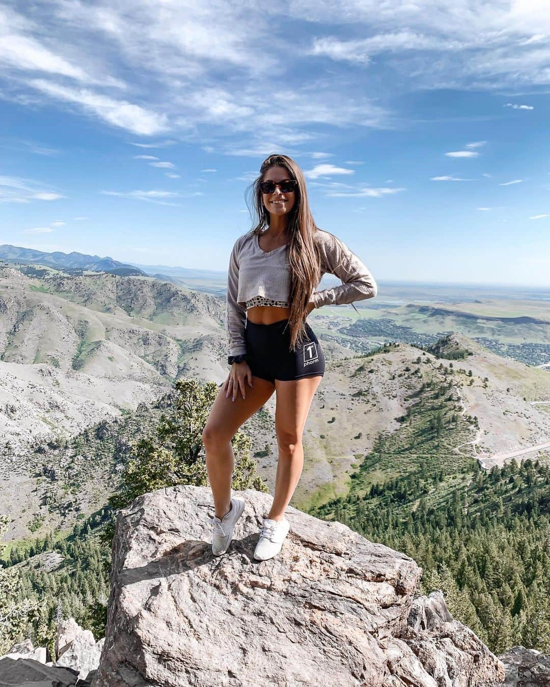 Paige Reillyさんのインスタグラム写真 - (Paige ReillyInstagram)「There are very few things better than a beautiful lil hike on a Saturday morning - with beautiful people & my beautiful puppy 💘💘 Feelin blessed ✨🏔 #WowILiveHere #Blessed #LookoutMountain #Blossom」6月30日 2時57分 - paigereilly