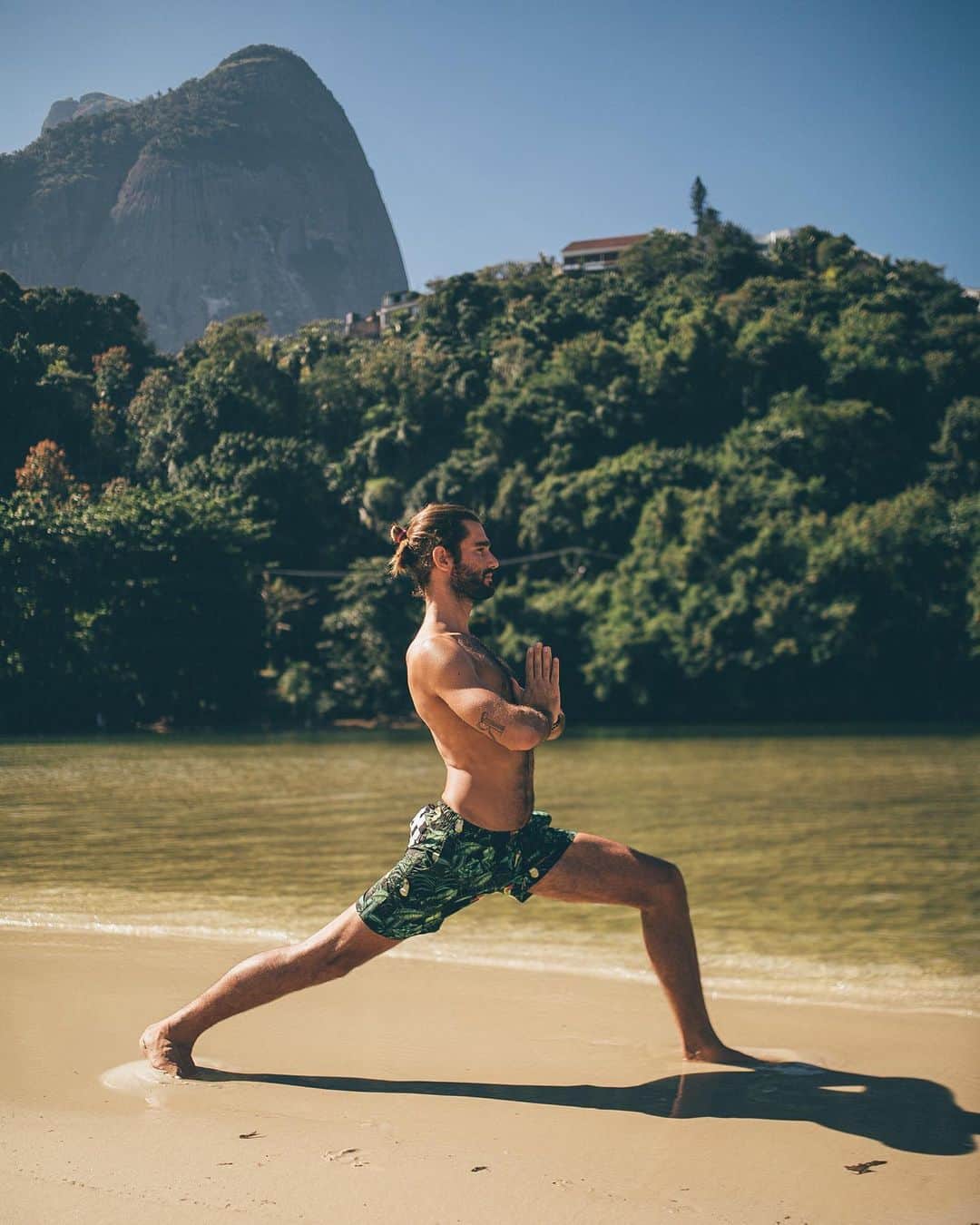 Ricardo Baldinさんのインスタグラム写真 - (Ricardo BaldinInstagram)「Warrior one - Virabhadrasana ☝🏽 It may sound strange to call a yoga pose “Warrior”. After all, aren’t Yogi’s all about ahimsa (non-violence)? Yes, but not exactly.  In the Bhagavad-gita, there is conversation where Arjuna tells Krishna he won’t join the war. How could he practice ahimsa while fighting his uncles and cousins? Then Krishna tells him: ahimsa isn’t about non action and impartiality, it’s about doing what is right for the greater good. What is really being celebrated in the Asana, and held up as an ideal for all practitioners, is the “spiritual warrior”, who bravely does fight with the universal enemy, self-ignorance (avidya), the ultimate source of all our suffering. This is not a perfect Asana, the complete pose will have hips aligned facing forward, straight back leg with foot in 45 degrees. I do this krama (adaptation) with heels out of the ground so I can twist my hips and stretch the iliopsoas better. 🙏🏽 Yoga is a very powerful practice that can change your life. Physically, mentally and emotionally. Every week I’ll be sharing/explaining a different yoga pose. Find a yoga teacher/class near you to guide you properly and let’s flow! Namaste 🙏🏽 #yoga #yogapose #asana #warriorpose #baldinyoga」6月30日 2時58分 - rbaldin