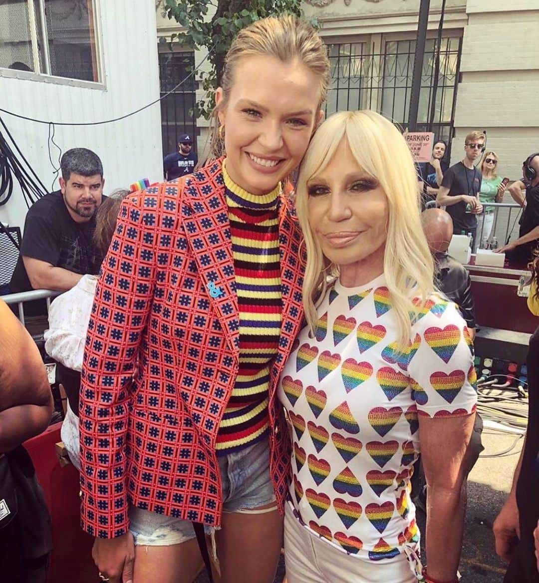 ジョセフィン・スクリヴァーさんのインスタグラム写真 - (ジョセフィン・スクリヴァーInstagram)「It was such a great honor to take part in the #StonewallDay #Stonewall50 celebrations yesterday. Thank you to @prideliveofficial for giving me a platform to share my personal story. Thank you @donatella_versace for being such a great ally and for dressing me. Thank you to the @newyorkredbulls for hosting a wonderful #PrideNight ⚽️ match, and to everyone who continue to support LGBTQIA+ causes around the world. The greatest thanks go out to all those who stood their ground at Stonewall Inn 50 years ago - your courage and impact will continue to be recognized for generations to come!!」6月30日 3時09分 - josephineskriver