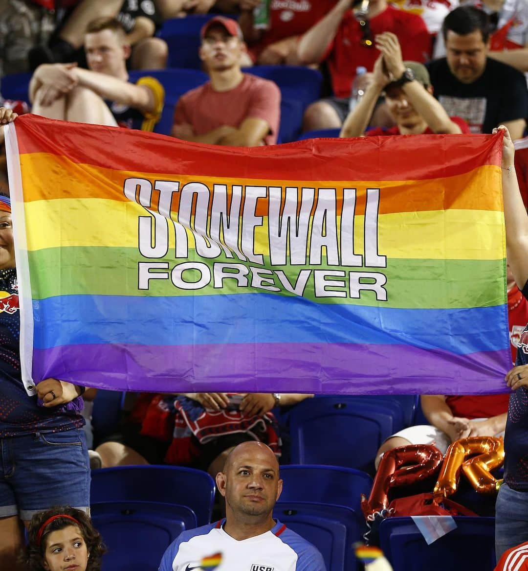 ジョセフィン・スクリヴァーさんのインスタグラム写真 - (ジョセフィン・スクリヴァーInstagram)「It was such a great honor to take part in the #StonewallDay #Stonewall50 celebrations yesterday. Thank you to @prideliveofficial for giving me a platform to share my personal story. Thank you @donatella_versace for being such a great ally and for dressing me. Thank you to the @newyorkredbulls for hosting a wonderful #PrideNight ⚽️ match, and to everyone who continue to support LGBTQIA+ causes around the world. The greatest thanks go out to all those who stood their ground at Stonewall Inn 50 years ago - your courage and impact will continue to be recognized for generations to come!!」6月30日 3時09分 - josephineskriver