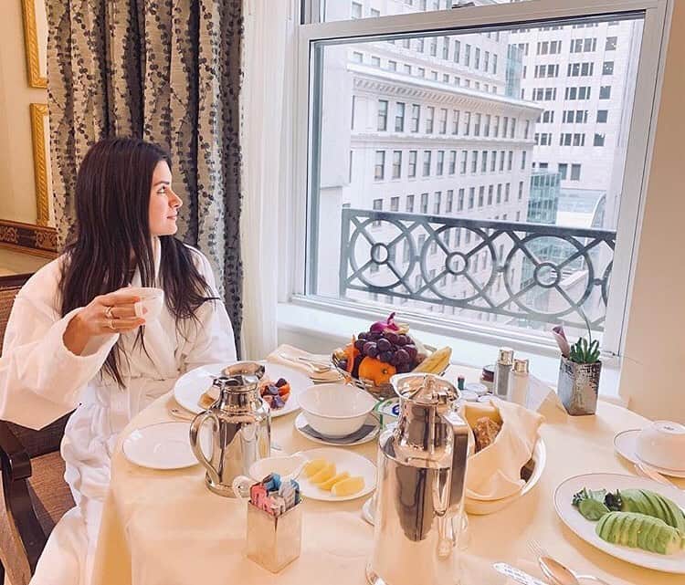 The Peninsula New Yorkさんのインスタグラム写真 - (The Peninsula New YorkInstagram)「The best way to start any morning, breakfast overlooking Fifth Avenue 📷: @roxysowlaty」6月30日 3時02分 - thepeninsulanyc