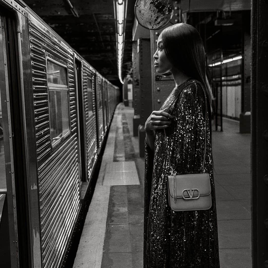 Valentinoさんのインスタグラム写真 - (ValentinoInstagram)「Beauty found in the daily, in what often goes unrecorded. For the #ValentinoPreFall19 accessories campaign, @Naomi carries the Valentino Garavani #VSLING bag throughout New York City. Shot by @inezandvinoodh under the creative direction of @pppiccioli.」6月30日 3時05分 - maisonvalentino