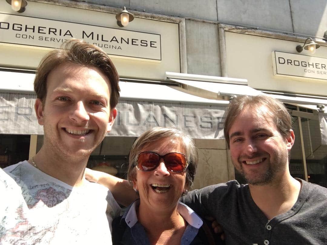 ステファノ・カルーゾのインスタグラム：「Happy Birthday to the best mom @hanko_erika and my best friend @gatesmathew!!! Soon soon we will all be reunited!! 🎂💥🎊 #family #friends #happylife #happydays #lifewithasmile #ciaobelli」
