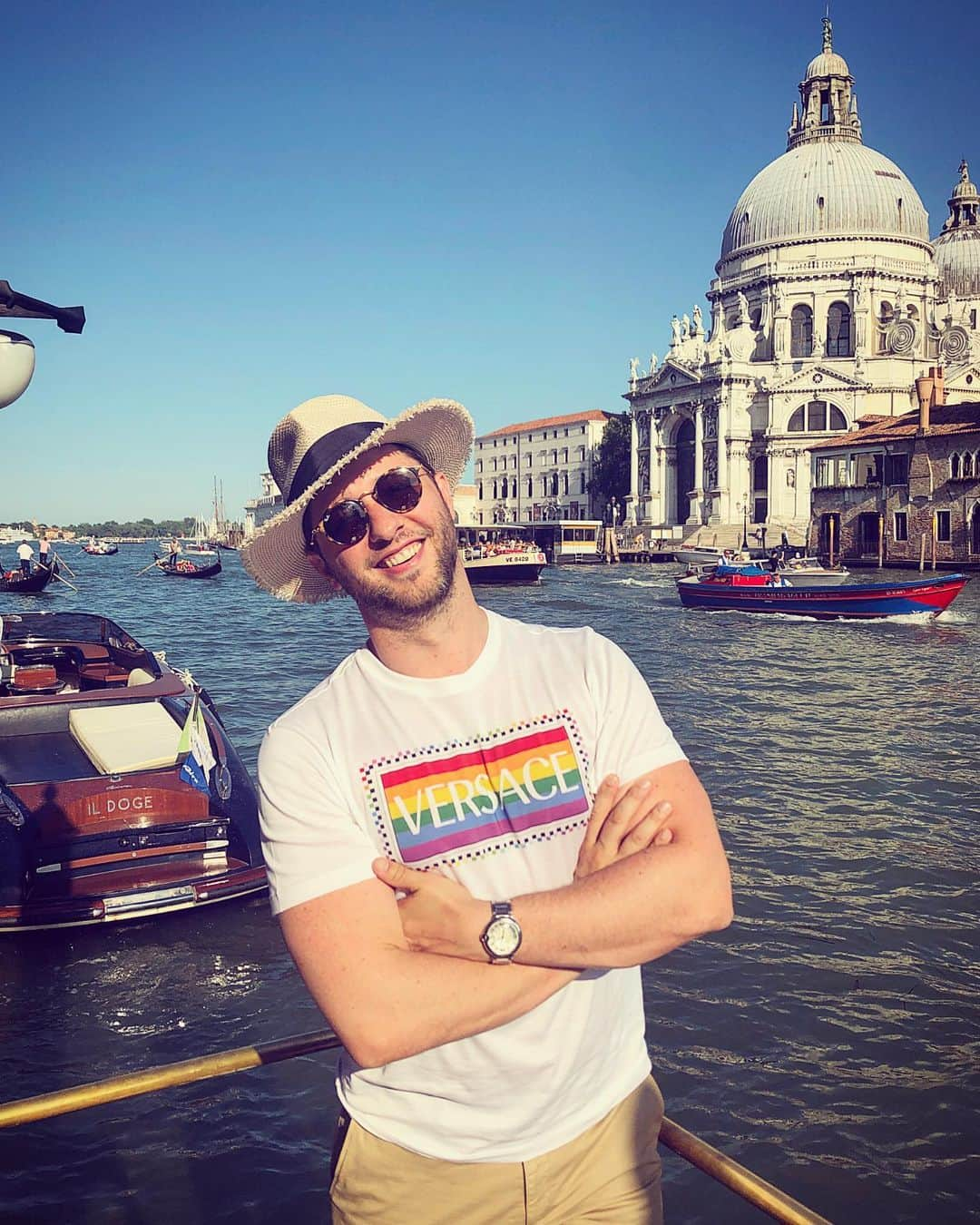 デレク・ブラスバーグさんのインスタグラム写真 - (デレク・ブラスバーグInstagram)「I feel like everyday is Pride in Venice. I mean, the Veneitians invented the masked ball. What’s gayer than that? Thanks for the T-shirt @donatella_versace! 🏳️‍🌈🙋🏻‍♂️」6月30日 3時07分 - derekblasberg