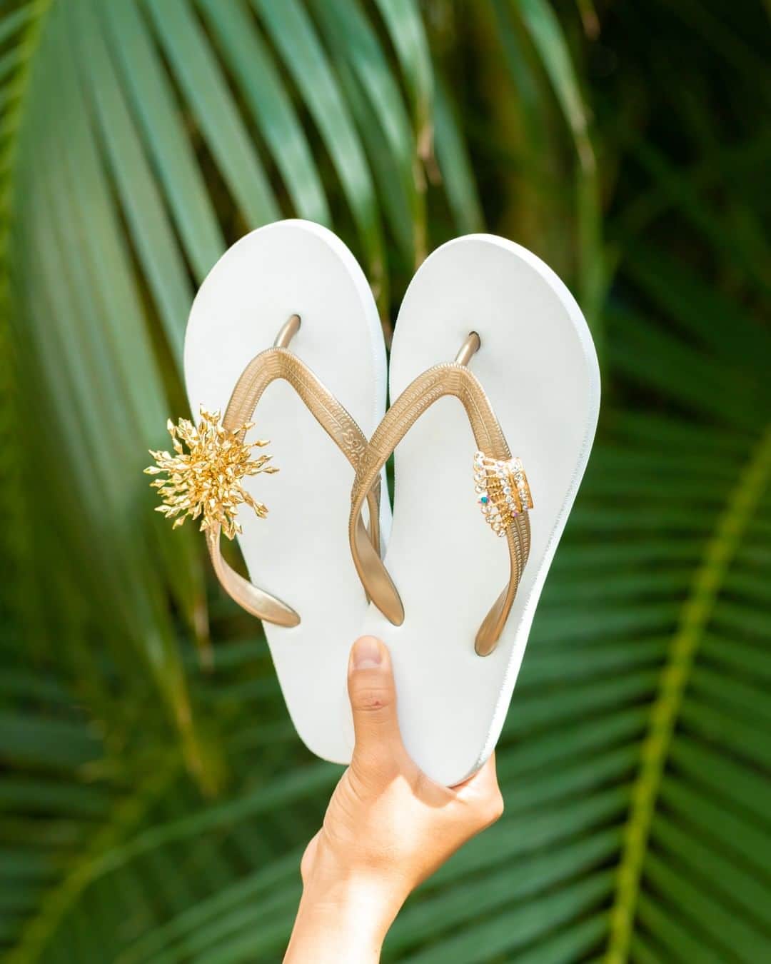 Popits Hawaiiさんのインスタグラム写真 - (Popits HawaiiInstagram)「Two-tone Flat White/Lt. Gold x Pom Pom/Crown charms😍✨⁠ ⁠ ⁠ #popitshawaii #ポピッツ #sandals #charms #alohastate #luckywelivehawaii #waikiki #footwear #thong #happyfeet #flipflops #slippers #ハワイ #ハワイ旅行 #ハワイ好き #ハワイ大好き #ハワイ好きな人と繋がりたい #ビーチサンダル #フラ #フラダンス #占い #crown #808 #pompom」6月30日 8時42分 - popitshawaii