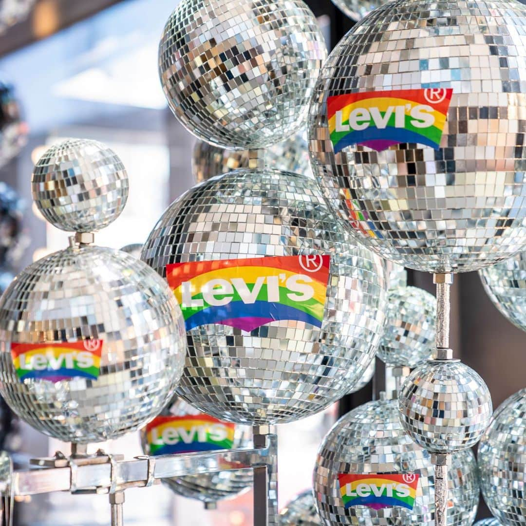 Levi’sさんのインスタグラム写真 - (Levi’sInstagram)「NYC we loved kicking-off our Pride weekend with you. Check-out today’s story for an inside look at how we celebrated WorldPride in the city that started it all 🏳️‍🌈 Special thanks to @stonewallfoundation for today and the work they do everyday.」6月30日 8時37分 - levis