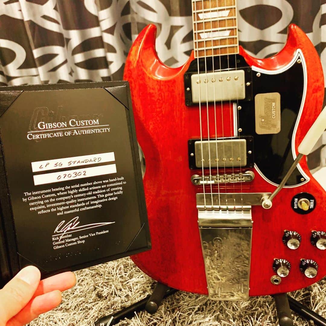 西川進さんのインスタグラム写真 - (西川進Instagram)「『感情直結型ギタリスト』西川進です！！ 新しいギターが届きました！！ Gibson SG Standard Reissue VOS 2014 CUSTOM SHOP Historic Collection w/Maestro Faded Cherry　です！！（長っ）  実はこの先、、、 いくつかのプログラムが同時進行していき、、、 主戦力だった「Gibson SG Custom with Maestro Classic White」のネックが折れてしまったと言う事もあり、、、 即戦力となるギターがもう一本欲しいと思っていたのですが、、、 １，「Gibson CUSTOM SHOP」で作られたもの、、、。 https://guitar-hakase.com/33225/  ２，出来れば「Historic Collection」、、、。 ３，「Maestro」のアームは必須、、、。 ４，誰も使っていない「新品」が欲しい、、、。 ５，持っているものとは違った色、、、。 この条件を満たすものは、、、正直、、、なかなか無いのです、、、。 日々、、、ネット検索で色々調べました、、、。 その結果、、、こちらが浮上、、、。 悩みに悩み、、、ポチッとワンクリックで購入しました、、、。 宣伝文句が、、、「ギブソンの本気を感じて下さい。」だったのですが、、、。 、、、本気を感じました、、、。 季節は梅雨、、、一年で一番湿気の多い時期、、、 楽器が一番「響かない」季節ですが、、、 「ここはカリフォルニアか？」と思うくらい、、、 生音がすでに「パキーン」と響きました、、、。 フロントピックアップを少し下げるなど、、、 自分好みに調整して、、、 自分のものになりました、、、。 ま、、、こういう所にも、、、 「ギブソンの本気」を感じましたが、、、。 新しいギターを買うと、、、 一日中眺めています、、、。 右から見たり、、、左から見たり、、、 前から、後ろから、、、 近くから、、、遠くから、、、ふふふ、、、。 ＿＿＿＿＿＿＿＿＿＿＿＿＿＿＿＿ そして、、、 このギター、、、 7月7日(日)のソロライブで、初お披露目しようかと思います！！ 7月7日(日) 西川進 Birthday LIVE ☆ 2019！！ 予約受付中です！！ しっとりアコースティックと、エレキギターでトリップ！！ 西川ワールドをじっくり楽しんでください！！ 7月7日(日) ＠STUDIO BAYD 自由が丘  詳細はこちら！！ http://nishikawasusumu.com/temp/birthday2019_2/index.html  #空　#雲　#宇宙　#西川進　#ギタリスト　#モッズスタイル　#guitarist #guitar #大事に思う気持ち　#季節を感じていきたい　#家の建て替え　#セキスイハイム　#デシオアーバン　#自宅スタジオ　　#Stella_Studio_M　　#Gibson　#SG　#CUSTOMSHOP 　#Historic Collection　#新しいギター　#ソロライブ」6月30日 8時37分 - susumu_nishikawa_5