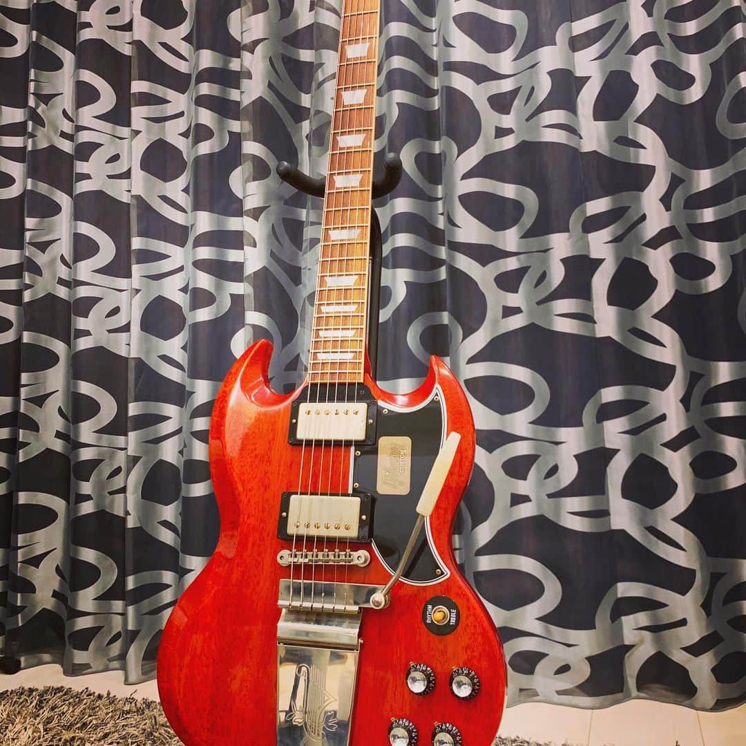 西川進さんのインスタグラム写真 - (西川進Instagram)「『感情直結型ギタリスト』西川進です！！ 新しいギターが届きました！！ Gibson SG Standard Reissue VOS 2014 CUSTOM SHOP Historic Collection w/Maestro Faded Cherry　です！！（長っ）  実はこの先、、、 いくつかのプログラムが同時進行していき、、、 主戦力だった「Gibson SG Custom with Maestro Classic White」のネックが折れてしまったと言う事もあり、、、 即戦力となるギターがもう一本欲しいと思っていたのですが、、、 １，「Gibson CUSTOM SHOP」で作られたもの、、、。 https://guitar-hakase.com/33225/  ２，出来れば「Historic Collection」、、、。 ３，「Maestro」のアームは必須、、、。 ４，誰も使っていない「新品」が欲しい、、、。 ５，持っているものとは違った色、、、。 この条件を満たすものは、、、正直、、、なかなか無いのです、、、。 日々、、、ネット検索で色々調べました、、、。 その結果、、、こちらが浮上、、、。 悩みに悩み、、、ポチッとワンクリックで購入しました、、、。 宣伝文句が、、、「ギブソンの本気を感じて下さい。」だったのですが、、、。 、、、本気を感じました、、、。 季節は梅雨、、、一年で一番湿気の多い時期、、、 楽器が一番「響かない」季節ですが、、、 「ここはカリフォルニアか？」と思うくらい、、、 生音がすでに「パキーン」と響きました、、、。 フロントピックアップを少し下げるなど、、、 自分好みに調整して、、、 自分のものになりました、、、。 ま、、、こういう所にも、、、 「ギブソンの本気」を感じましたが、、、。 新しいギターを買うと、、、 一日中眺めています、、、。 右から見たり、、、左から見たり、、、 前から、後ろから、、、 近くから、、、遠くから、、、ふふふ、、、。 ＿＿＿＿＿＿＿＿＿＿＿＿＿＿＿＿ そして、、、 このギター、、、 7月7日(日)のソロライブで、初お披露目しようかと思います！！ 7月7日(日) 西川進 Birthday LIVE ☆ 2019！！ 予約受付中です！！ しっとりアコースティックと、エレキギターでトリップ！！ 西川ワールドをじっくり楽しんでください！！ 7月7日(日) ＠STUDIO BAYD 自由が丘  詳細はこちら！！ http://nishikawasusumu.com/temp/birthday2019_2/index.html  #空　#雲　#宇宙　#西川進　#ギタリスト　#モッズスタイル　#guitarist #guitar #大事に思う気持ち　#季節を感じていきたい　#家の建て替え　#セキスイハイム　#デシオアーバン　#自宅スタジオ　　#Stella_Studio_M　　#Gibson　#SG　#CUSTOMSHOP 　#Historic Collection　#新しいギター　#ソロライブ」6月30日 8時37分 - susumu_nishikawa_5
