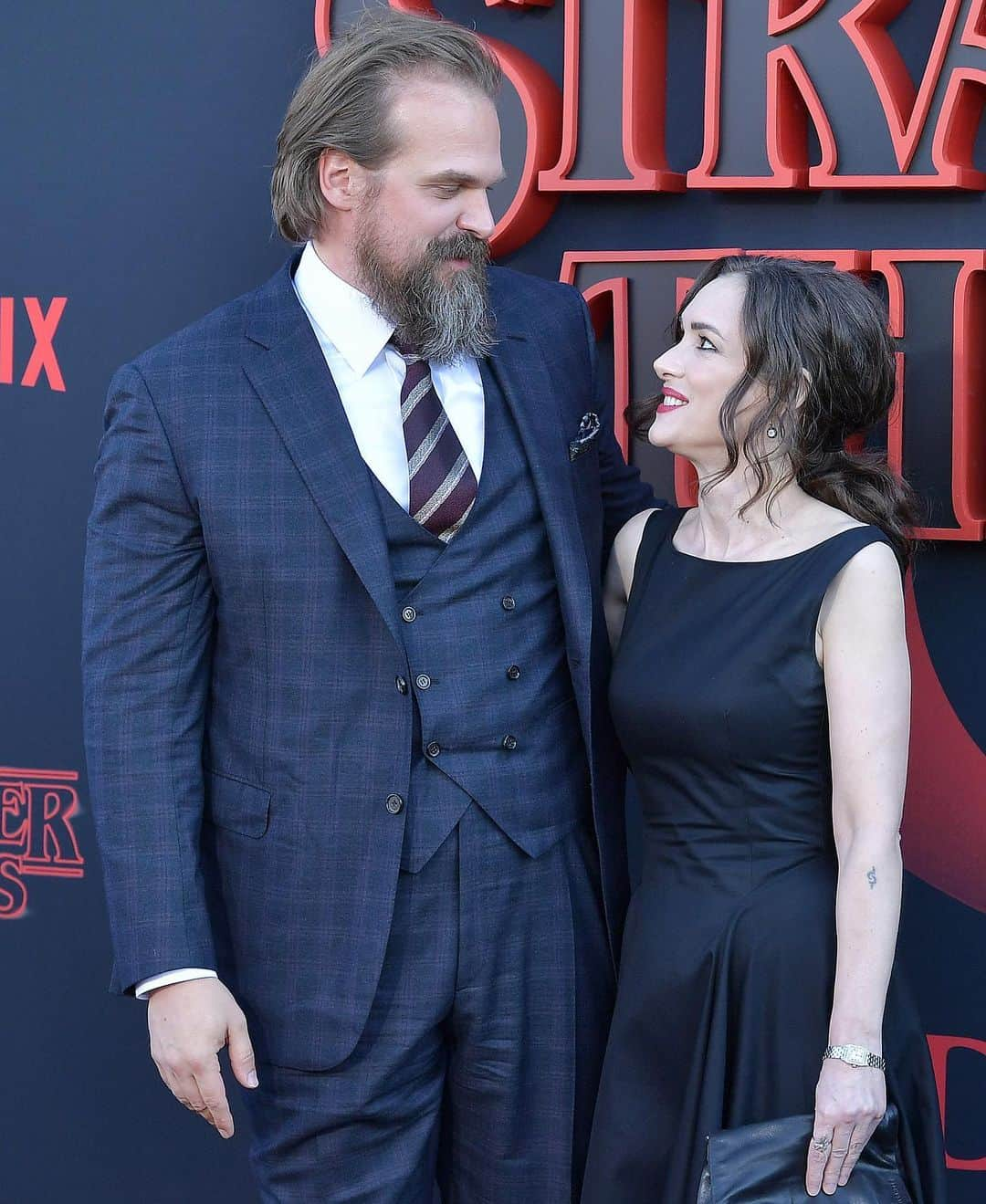 Just Jaredさんのインスタグラム写真 - (Just JaredInstagram)「@dkharbour and Winona Ryder hug it out at the @strangerthingstv season 3 world premiere! Tap this photo at the link in bio to see more premiere photos. #DavidHarbour #WinonaRyder #StrangerThings Photos: Getty」6月30日 3時17分 - justjared