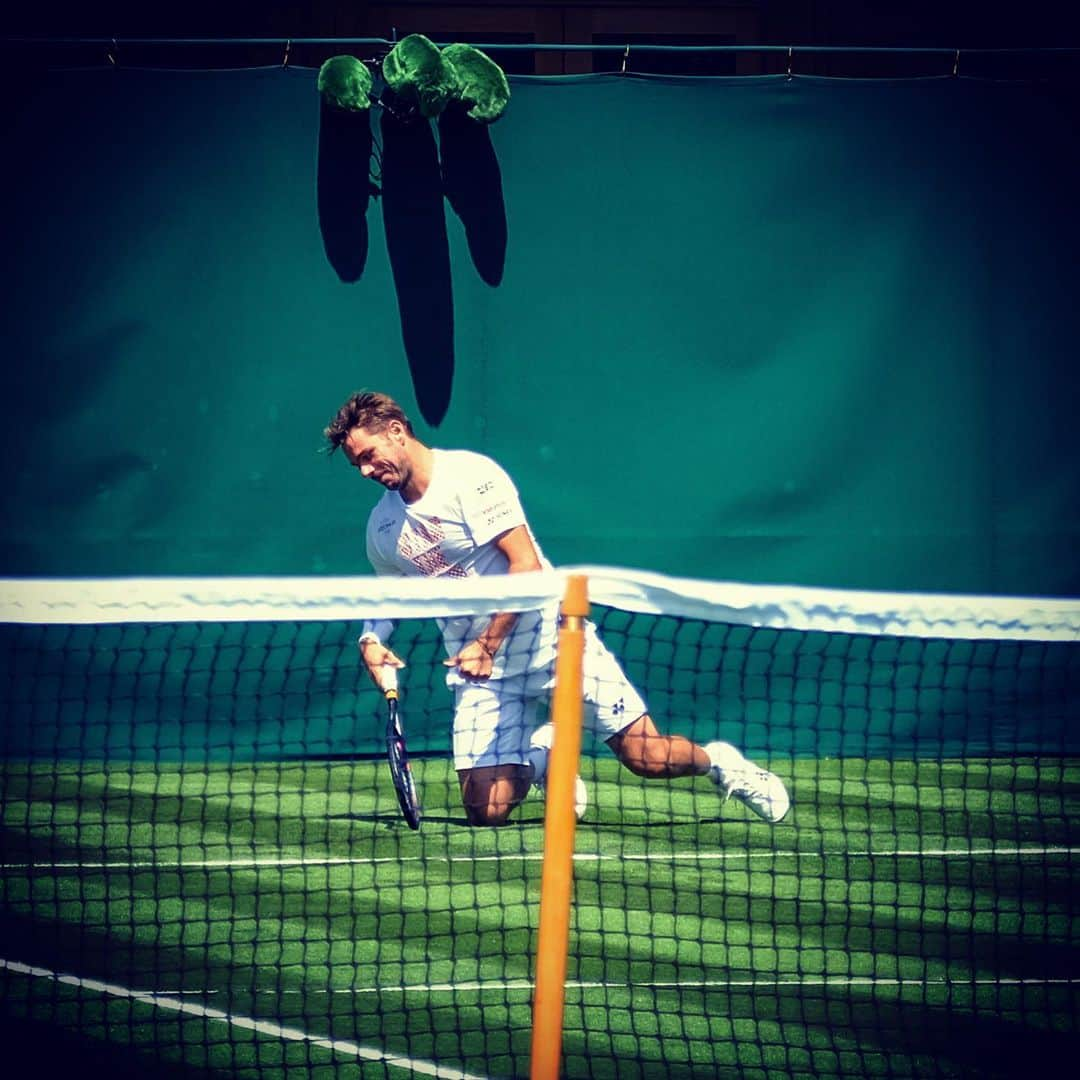 スタニスラス・ワウリンカさんのインスタグラム写真 - (スタニスラス・ワウリンカInstagram)「When she doesn’t follow back ... 🙄🤦🏻‍♂️#thishurts #brutal #wimbledon #tennis #enjoy #makelifefun」6月30日 3時25分 - stanwawrinka85