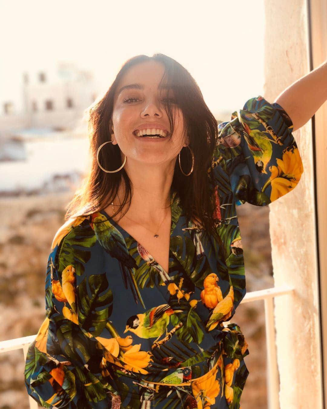 Ozge Gurelのインスタグラム：「🌻🌻」