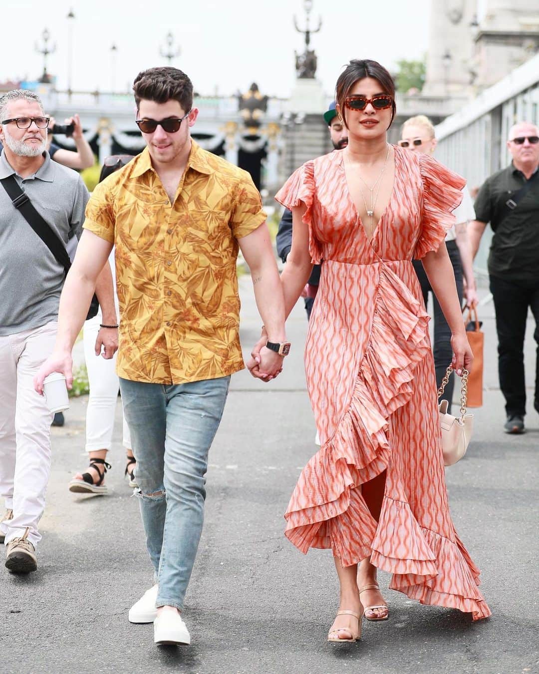 WHO WHAT WEARさんのインスタグラム写真 - (WHO WHAT WEARInstagram)「We see you, @nickjonas and @priyankachopra. Tap our link for more amazing outfits these two have been wearing all week in Paris. photos: backgrid, splash」6月30日 3時20分 - whowhatwear