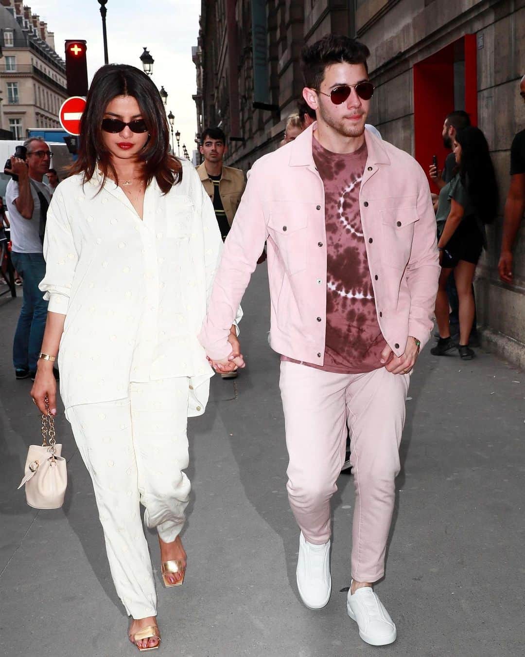 WHO WHAT WEARさんのインスタグラム写真 - (WHO WHAT WEARInstagram)「We see you, @nickjonas and @priyankachopra. Tap our link for more amazing outfits these two have been wearing all week in Paris. photos: backgrid, splash」6月30日 3時20分 - whowhatwear
