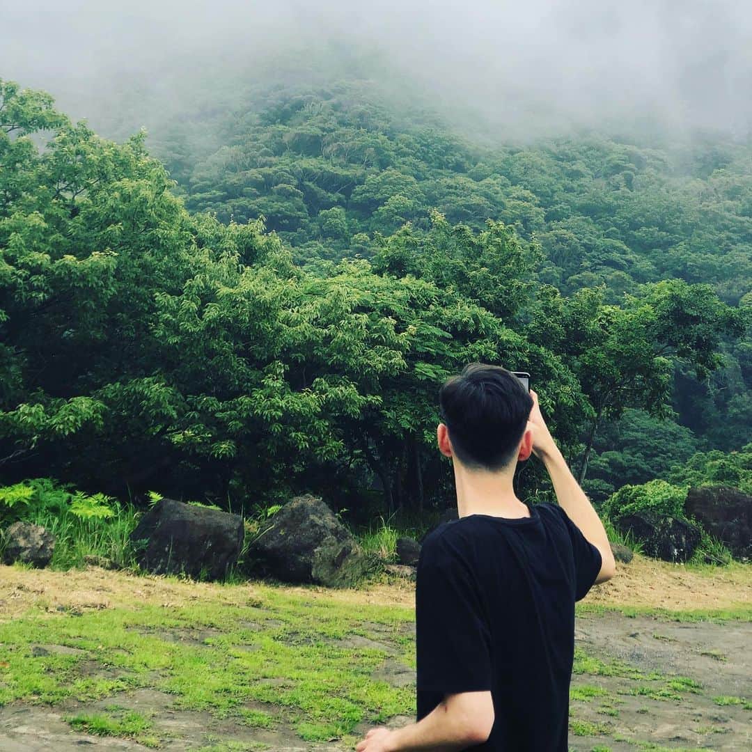 のインスタグラム：「Life can give you a prize when you have been trying in the right direction, which you'll never know whether if it's right or wrong till you get that prize.  数人しかいない、私が死ぬまで、もしくは死んでも、愛を受けとる能力がある人、発見。 #1000日の夏 Music video 監督を頼むことにした。  Shinjiro the producer was so right in directing my creative path, and letting me meet this creature.  Thanks to you Hikaru, let's make some good stuff!  Sooner or later every love finds a place to fit in.  いい一日でした。 撮影中は一滴も降らず。 晴れ男しんじろうくんともう一人の山伏が(現場にいないのに)送ってくれた良き気に感謝します。  本日のオーディエンス、猿2匹でした。 What a good day!」