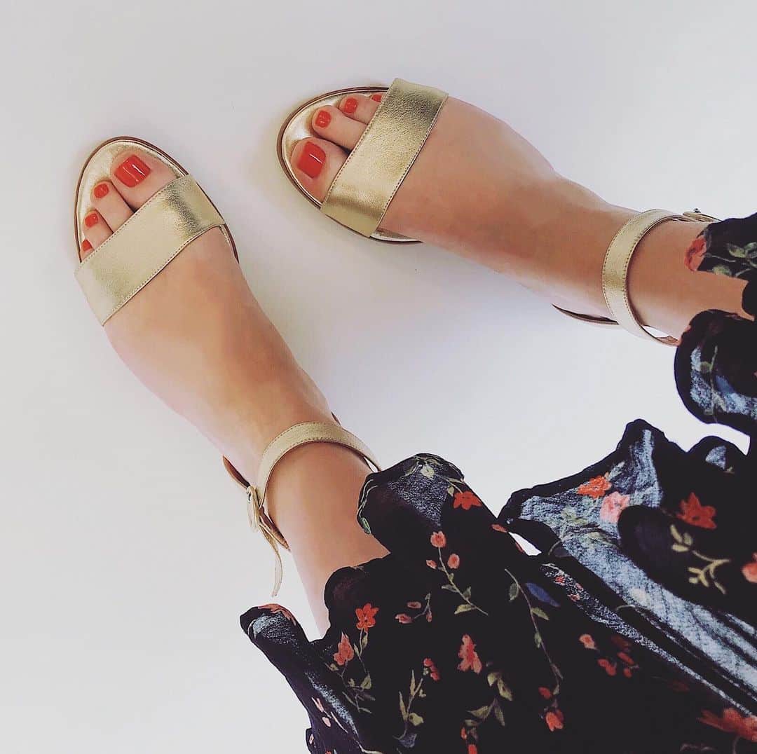 ルパートサンダーソンのインスタグラム：「Heat it up ☀️ | Sunny sandals in laminate nappa | #TapToShop #Sandals #Heatwave #London #SS19 #Summer」
