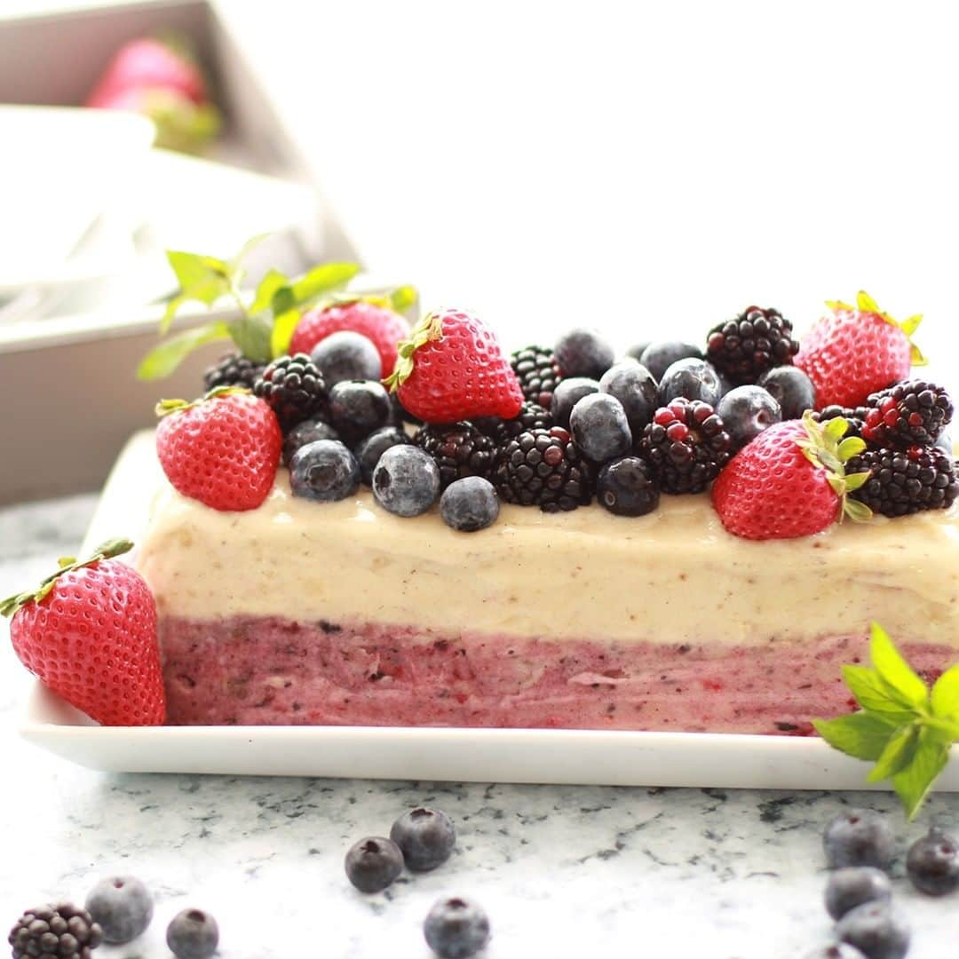 Yonanasさんのインスタグラム写真 - (YonanasInstagram)「We've given Ice Cream Cake a complete healthy makeover! This equally pretty + delicious layered Vanilla Berry Yonanas Cake is made with JUST frozen fruit & a bit of vanilla! ⠀ ⠀ Make it for your next summer celebration - click the link in our profile for the recipe. ⠀ ⠀ ⠀ ___⠀ #yonanas #nicecream #nicecreamrecipes #nicecreamcake #bananaicecream #nanaicecream #fruitcake #icecreamcake #healthycake #veganicecream #vegancake #whatveganseat #veganfoodshare #dessertgram #healthydessert #dairyfreecake #dairyfreeicecream #dairyfreedessert #plantbasedcake #plantbasedrecipes #plantbaseedfood #dairyfree #lactosefree #lactoseintolerant #wwfam #wwfreestyle #vanillaberry #berrycake #fruitstagram #fruitfordessert」6月30日 3時45分 - yonanas