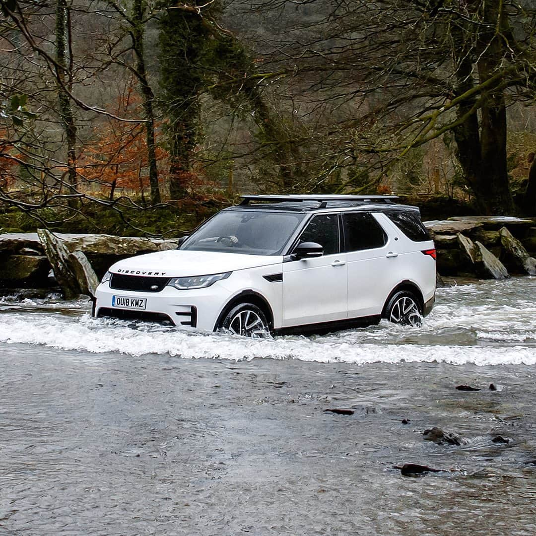 Land Roverさんのインスタグラム写真 - (Land RoverInstagram)「School is in session - explore the Discovery's best-in-class capability by searching "Land Rover Discovery technologies"  #LandRover #Discovery #4x4 #Adventure #Carsofinstagram #Cars #Car #AutomotiveDesign #Instacar #SUV #CarLifestyle #Adventure #Adventuring #Wading #RiverCrossing」6月30日 3時44分 - landrover