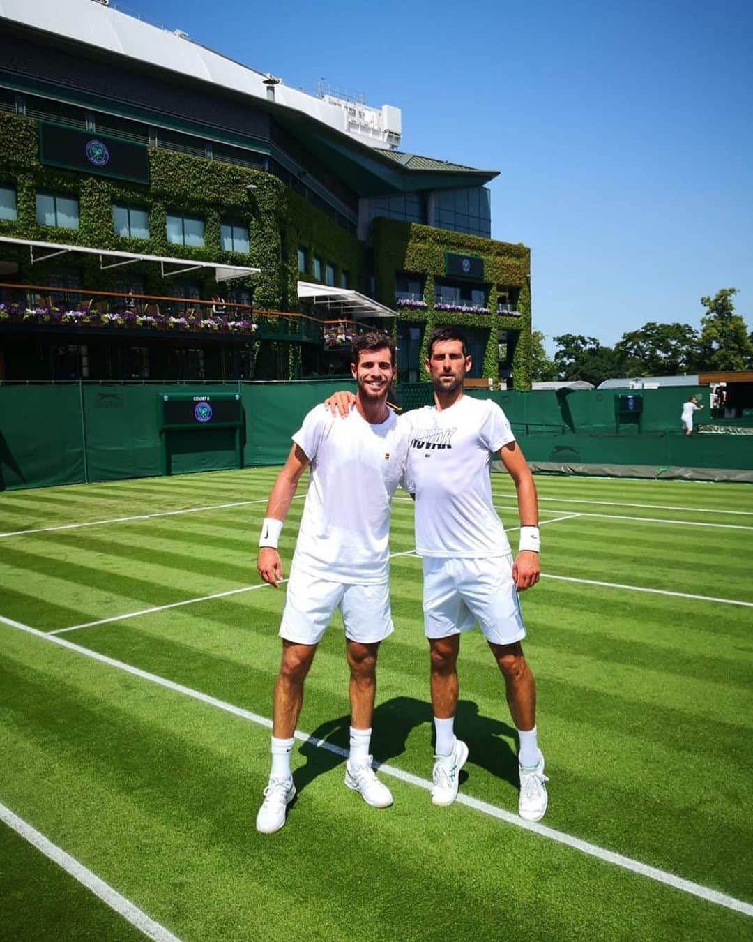 ノバク・ジョコビッチさんのインスタグラム写真 - (ノバク・ジョコビッチInstagram)「I’m clearly taller 😉😜 great hit today my man @karenkhachanov #Wimbledon」6月30日 3時40分 - djokernole