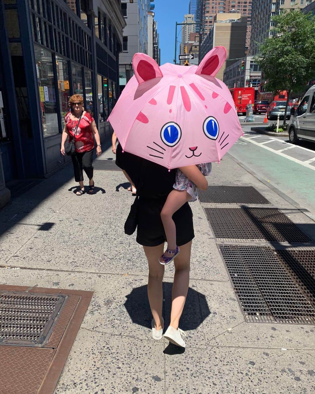 トーレイ・デヴィートのインスタグラム：「Walkin’ my baby sis around the city. I’d protect her from anything, including the sun. 💕」