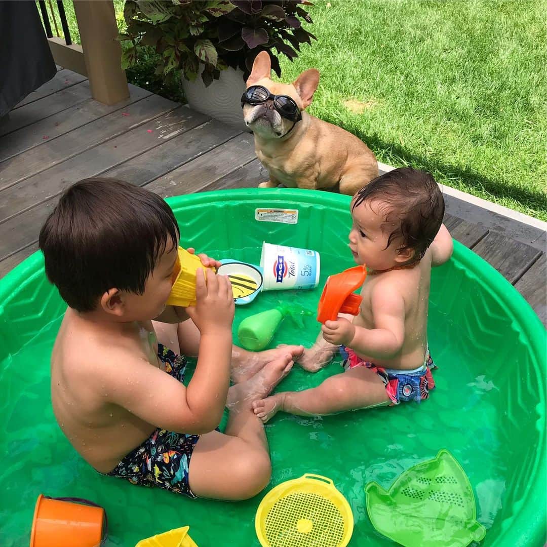 Hamlinのインスタグラム：「Lifeguard on duty. Send sunscreen...and Cheez-Its. .......... #alwaysonduty #lifeguard #familylife」