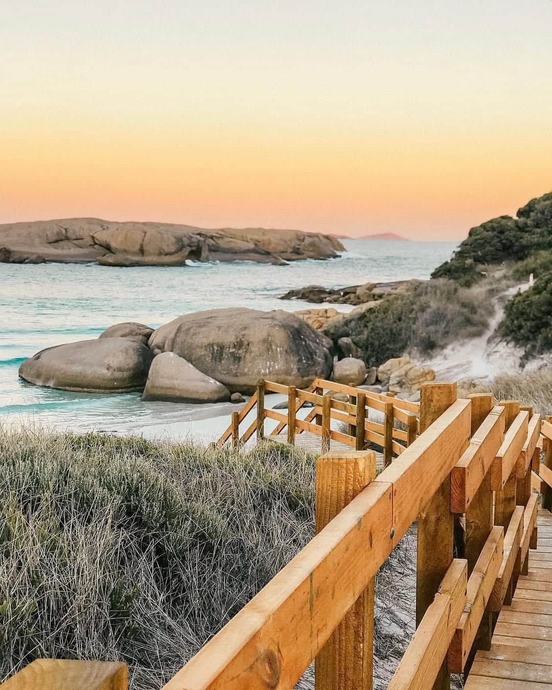 Australiaさんのインスタグラム写真 - (AustraliaInstagram)「We suppose it’s no surprise that #TwilightBeach looks this good during twilight hours? 💛 @mytravelpics84 captured this gorgeous scenery on a recent visit to this @westernaustralia beach, where snow white sand meets ridiculously clear water. Located right next to #Esperance, this #beach’s idyllic water condition makes it one of the safest to swim and surf in the @australiasgoldenoutback area. Keep an eye out for the fabulous rock formations just off the shore, and swim up to the iconic ‘rock with a hole in it’ for a closer look.  #seeaustralia #justanotherdayinwa #goldenoutback #nature」6月30日 4時00分 - australia