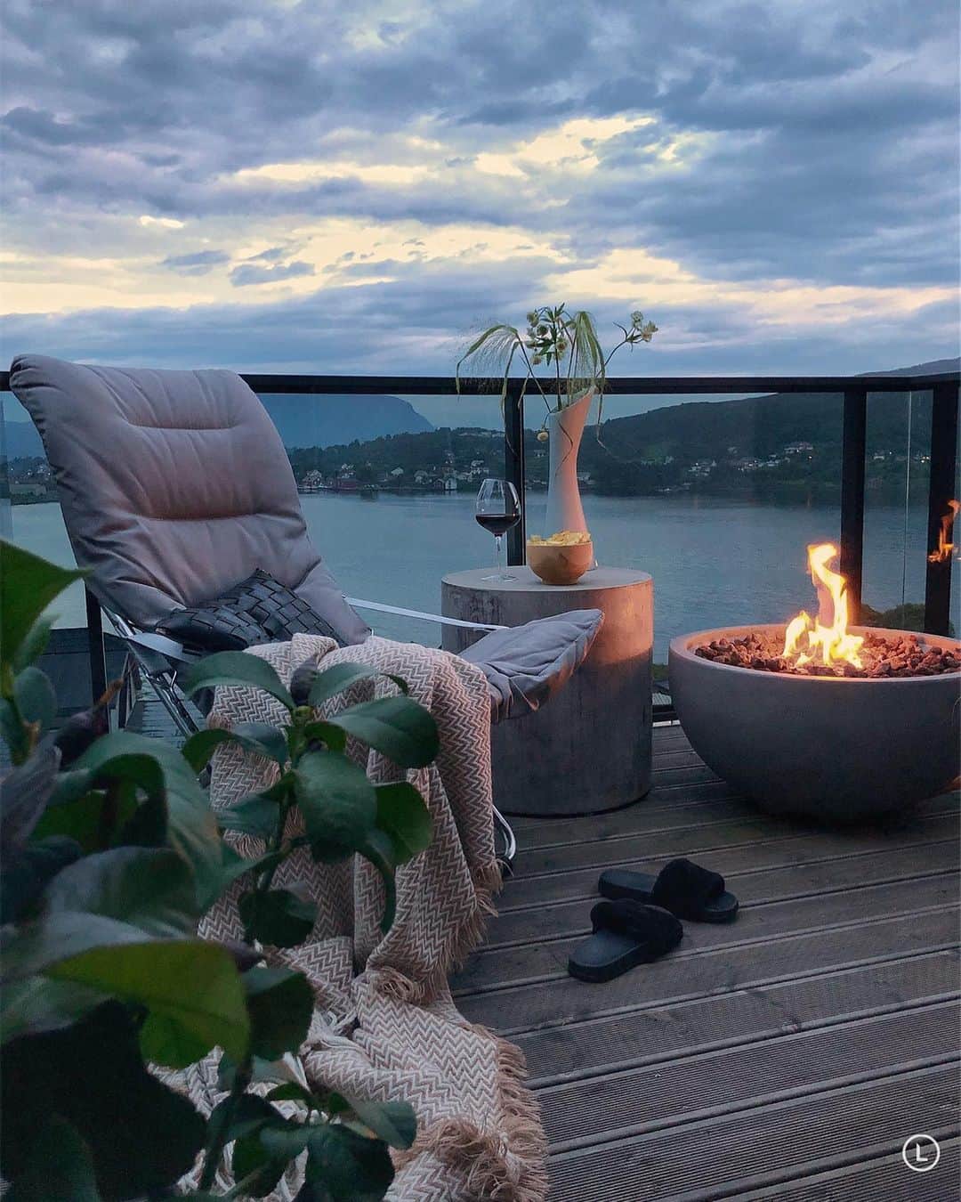 のインスタグラム：「Innom for å ønske deg en fin kveld 🌿 Mimrer tilbake til en fin kveld på terrassen. Ser ut som det kan bli en stund til vi får kjangs til det igjen! Hjelpes for et sommervær altså 💧 Skikkelig deprimerende! Meen jeg kan glede dere (om det er flere enn meg som er værsyke) med at jeg snart har en veldig fin giveaway på gang til dere! Et lite hint er at du kan se premien på bildet her 🌤 Klem fra meg 😘 . . . #som@er #summer #outdoorliving #outdoordecor #outdoordesign #altan #terrasse #balkong #balcony #uterom #uteplass #uteplassen #interior_and_living #patio #patiodesign #interiør #interiors #multitrend」