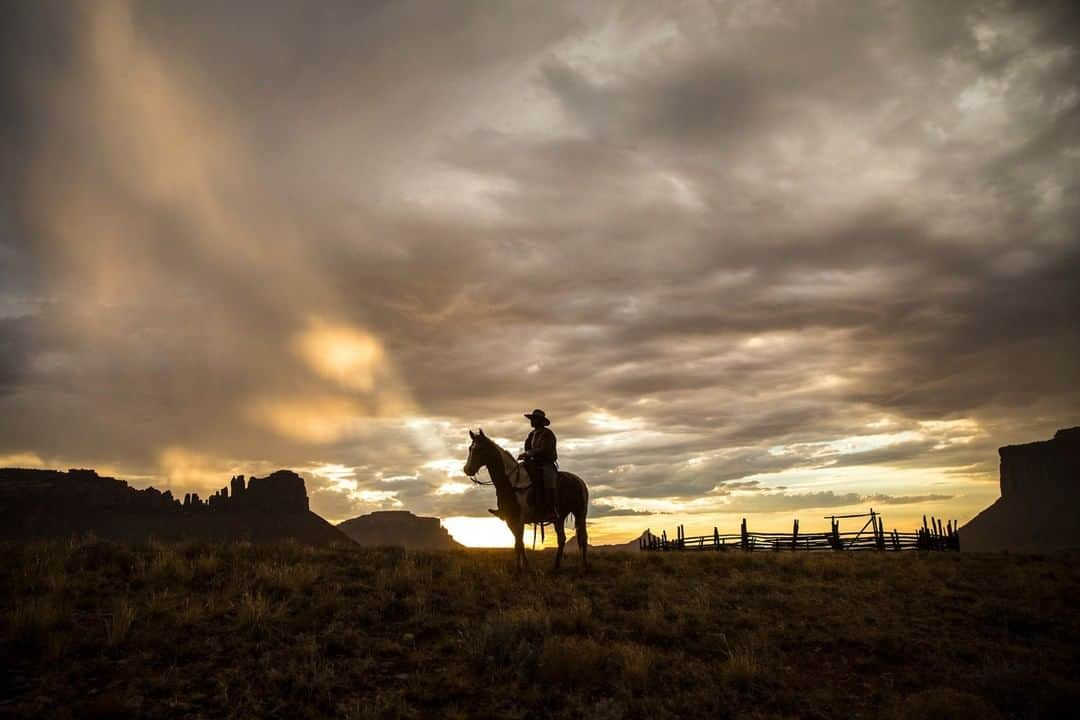 ナショナルジオグラフィックさんのインスタグラム写真 - (ナショナルジオグラフィックInstagram)「Photo by Aaron Huey @argonautphoto | Matt Redd at the end of a long evening of rounding up cattle on the Dugout Ranch in Indian Creek, Utah (now owned and operated by the Nature Conservancy). Photographed on assignment covering the land battles over #BearsEarsNationalMonument. To see more images of my ongoing coverage of the national monuments struggle, and the broader American West, follow @argonautphoto.」6月30日 4時14分 - natgeo