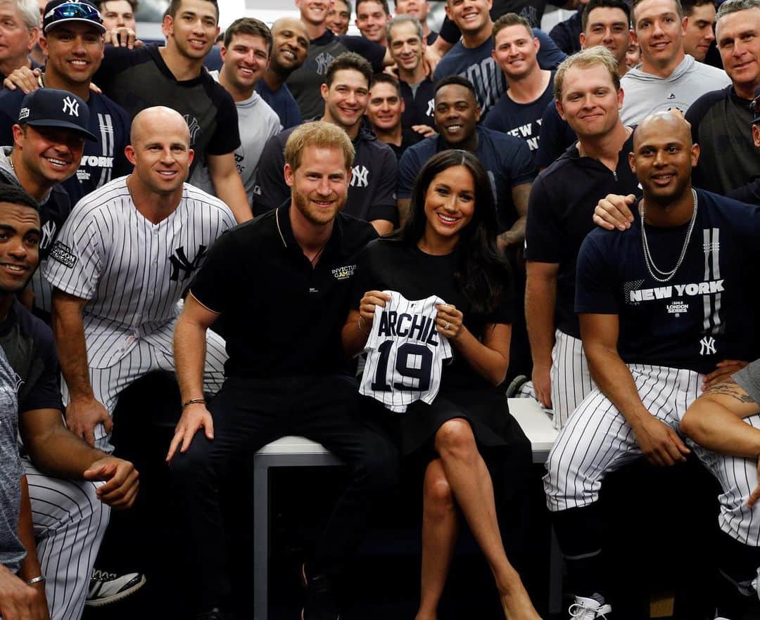 ELLE UKさんのインスタグラム写真 - (ELLE UKInstagram)「Prince Harry and Meghan Markle were given a New York Yankees jersey for baby Archie at their game against the Boston Red Sox today. Look at Meghan’s adorable reaction! ➡️」6月30日 4時15分 - elleuk