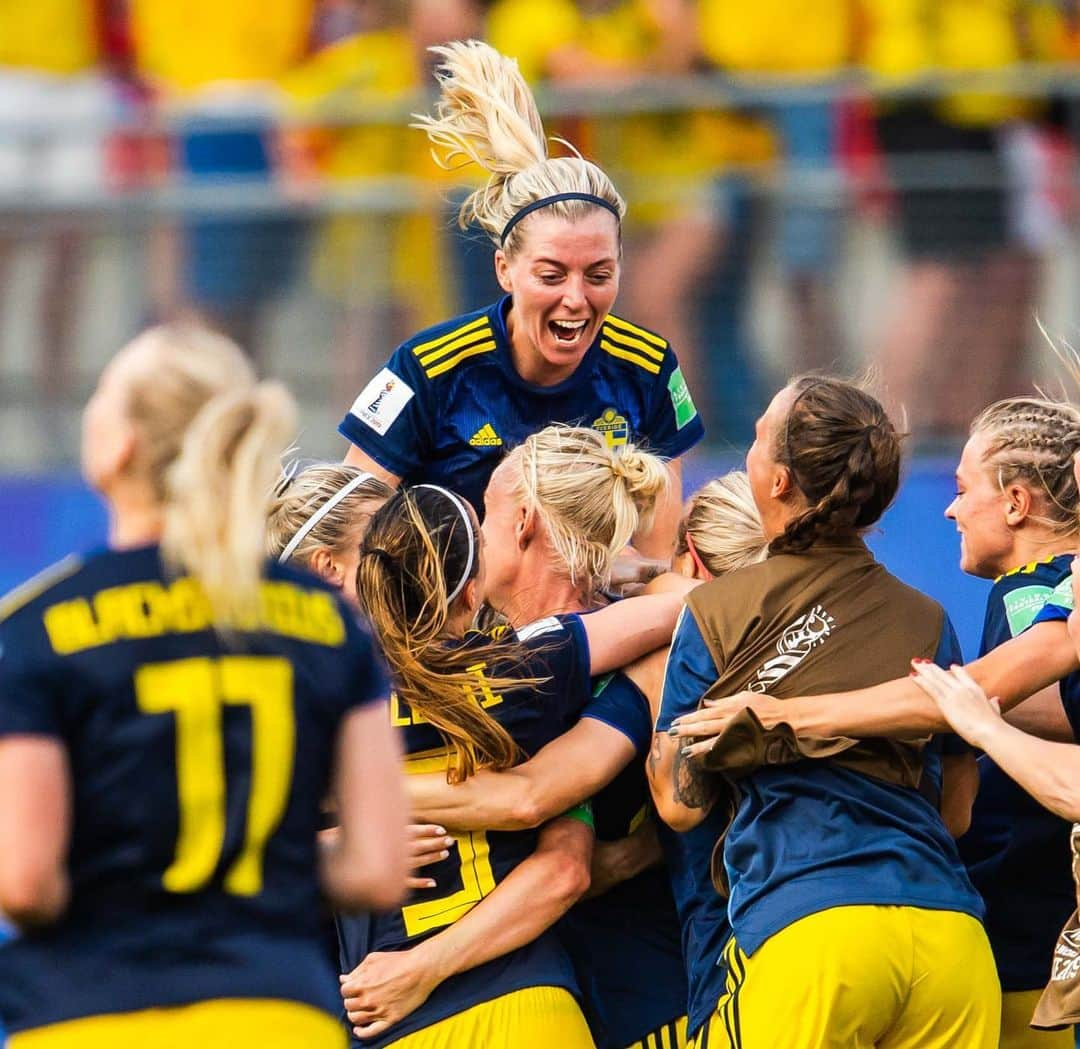 コソヴァレ・アスラニさんのインスタグラム写真 - (コソヴァレ・アスラニInstagram)「World cup semifinal here we come!!!! 🇸🇪」6月30日 4時16分 - asllani9