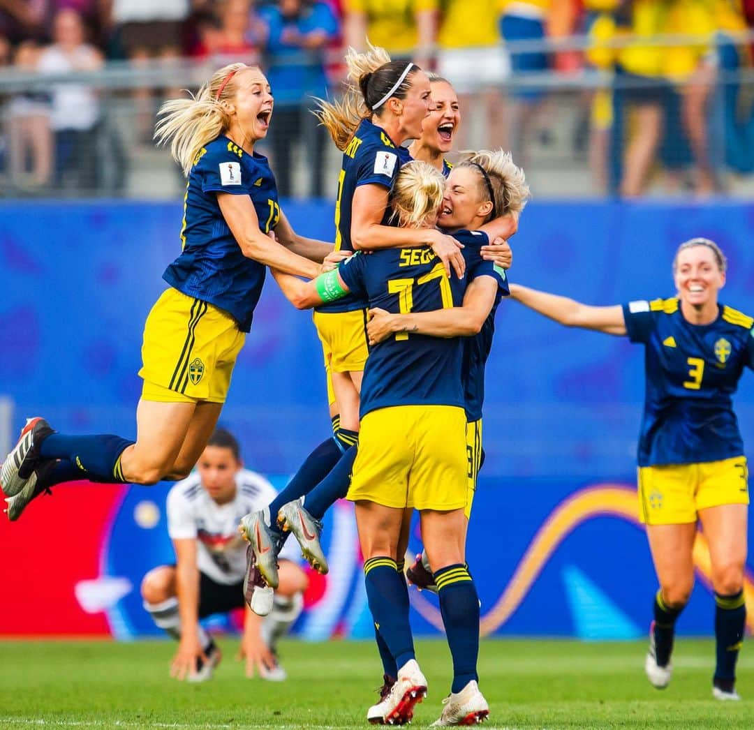 コソヴァレ・アスラニさんのインスタグラム写真 - (コソヴァレ・アスラニInstagram)「World cup semifinal here we come!!!! 🇸🇪」6月30日 4時16分 - asllani9