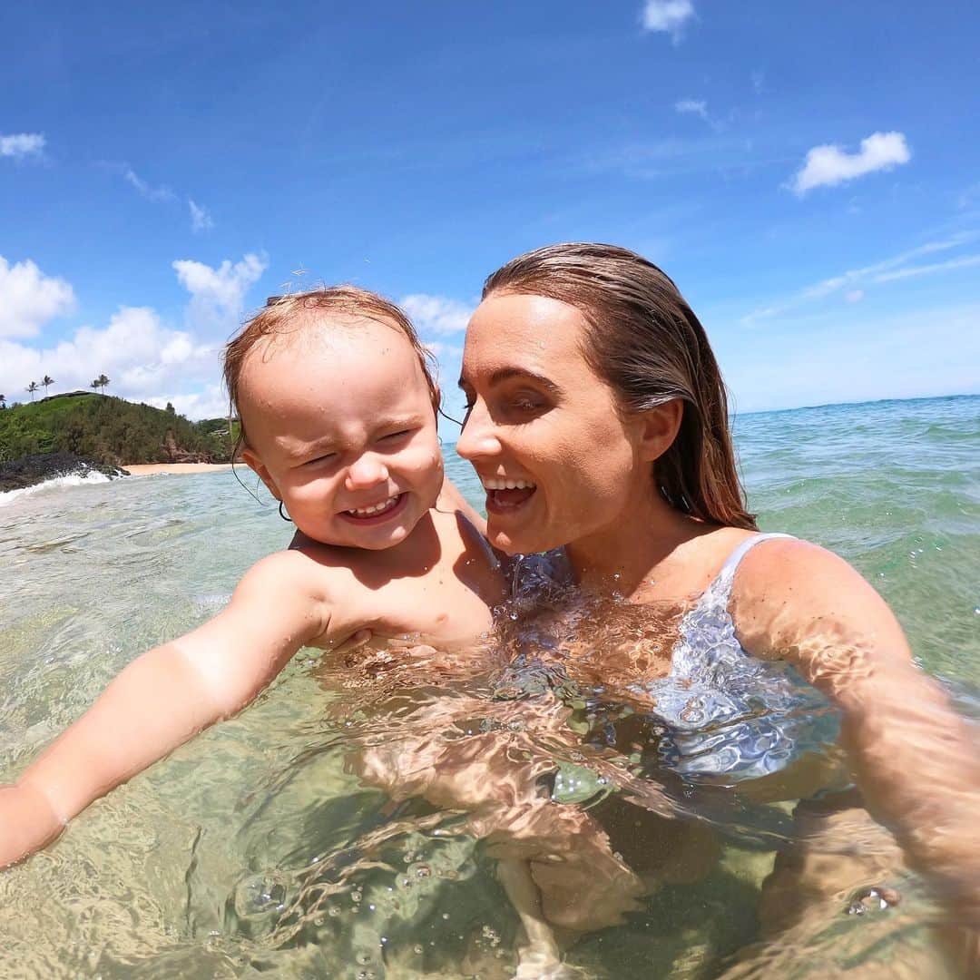 のインスタグラム：「This lil seal loves being in the water💙」