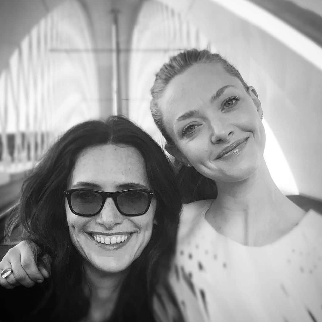 アマンダ・サイフリッドさんのインスタグラム写真 - (アマンダ・サイフリッドInstagram)「Travels with @elizabethstewart1 🛸」6月30日 4時29分 - mingey