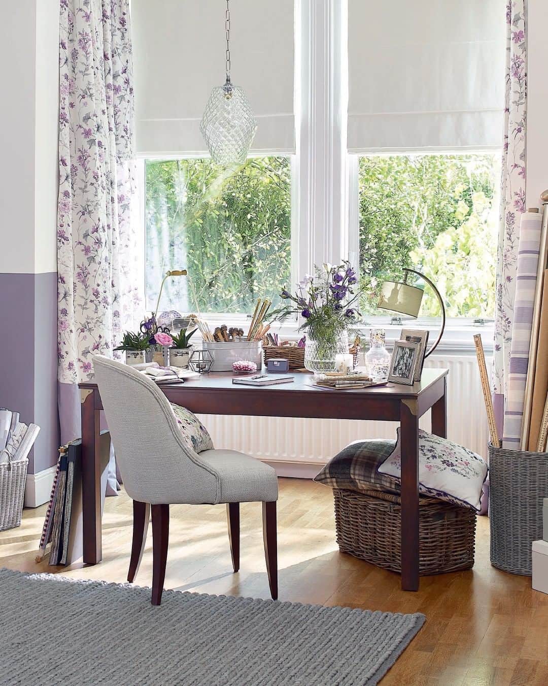 ローラアシュレイのインスタグラム：「Dark wood furnishings pair particularly well with shades of lavender and rose, as the colours bring to mind the florals of the English countryside. Textured wood gives living spaces natural accents, giving a room added dimension.  #LauraAshleyHome」