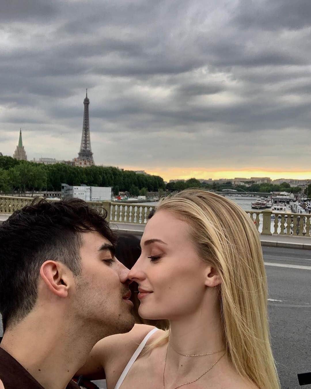 E! Onlineさんのインスタグラム写真 - (E! OnlineInstagram)「EXCLUSIVE! Joe Jonas & Sophie Turner have officially tied the knot (again)! We have every detail on their star-studded wedding in France at the link in our bi💍. #TurnerIntoAJonas (📷: @joejonas)」6月30日 4時54分 - enews