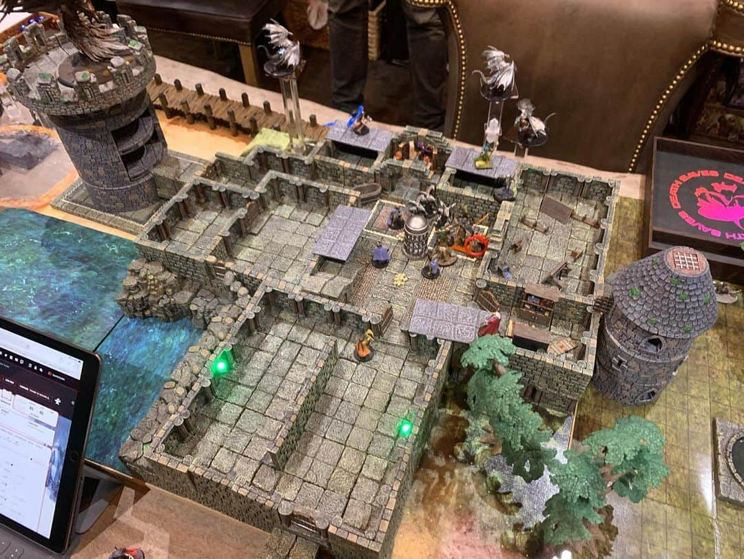 カイル・ニューマンさんのインスタグラム写真 - (カイル・ニューマンInstagram)「A view inside the @deathsaves home game run by dungeon master extraordinaire @joemanganiello. What a great group of humans & adventurers! Nothing better than gathering around a table for some collaborative storytelling!!! #rpg #dnd #dungeonsanddragons #tabletop — DEATH SAVES — WAR OF DRAGONS — The E. Gary Gygax Memorial Dungeon」6月30日 5時02分 - kyle_newman