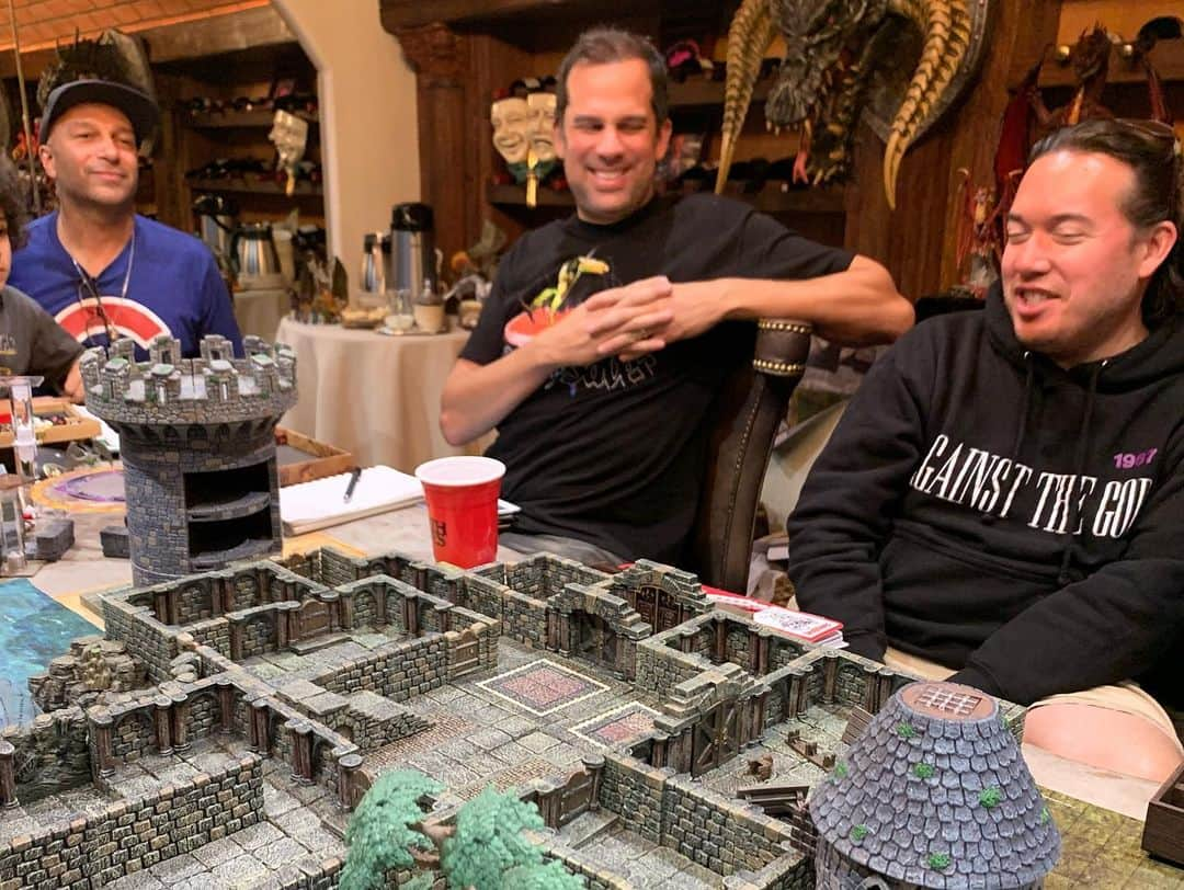 カイル・ニューマンさんのインスタグラム写真 - (カイル・ニューマンInstagram)「A view inside the @deathsaves home game run by dungeon master extraordinaire @joemanganiello. What a great group of humans & adventurers! Nothing better than gathering around a table for some collaborative storytelling!!! #rpg #dnd #dungeonsanddragons #tabletop — DEATH SAVES — WAR OF DRAGONS — The E. Gary Gygax Memorial Dungeon」6月30日 5時02分 - kyle_newman