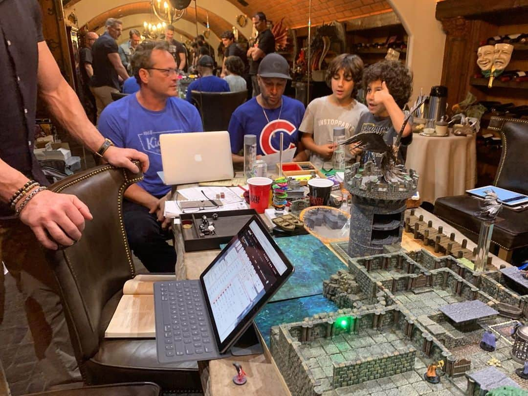 カイル・ニューマンさんのインスタグラム写真 - (カイル・ニューマンInstagram)「A view inside the @deathsaves home game run by dungeon master extraordinaire @joemanganiello. What a great group of humans & adventurers! Nothing better than gathering around a table for some collaborative storytelling!!! #rpg #dnd #dungeonsanddragons #tabletop — DEATH SAVES — WAR OF DRAGONS — The E. Gary Gygax Memorial Dungeon」6月30日 5時02分 - kyle_newman