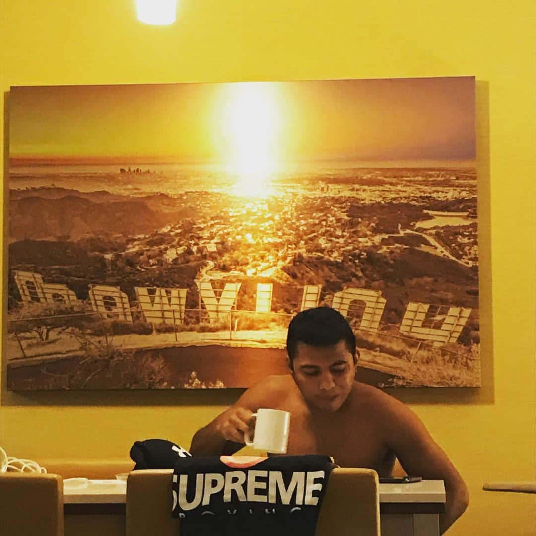 ローマン・ゴンサレスさんのインスタグラム写真 - (ローマン・ゴンサレスInstagram)「☕️ No puede faltar por las mañanas. Gracias a mis amigos de @supremeboxing por mi camisa. #losangeles #supremeboxing #cafe #vieneporqueviene #boxeo #diosteama」6月30日 4時57分 - chocolatito87