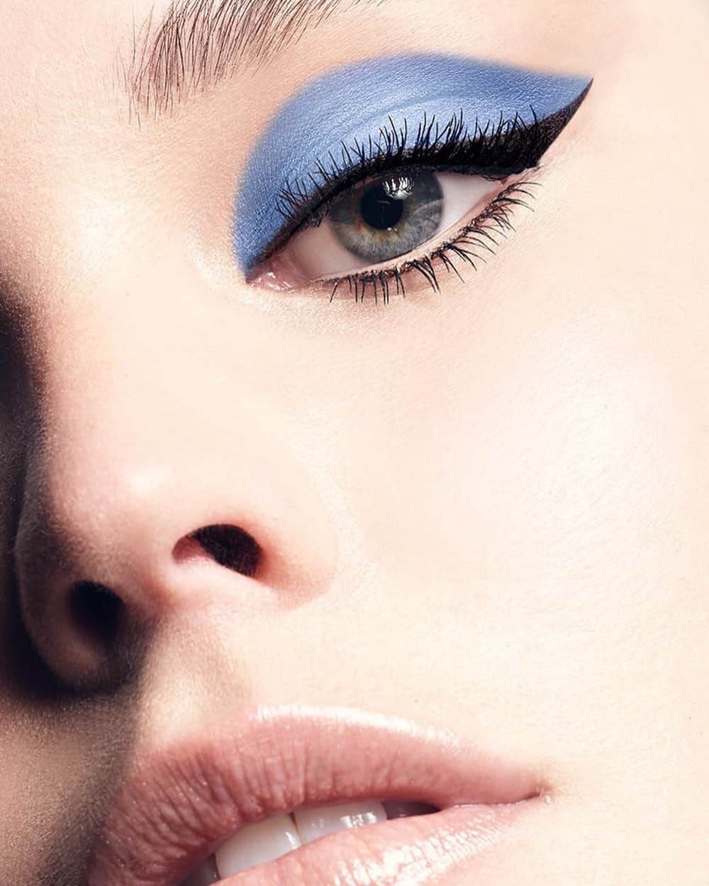 Stila Cosmeticsさんのインスタグラム写真 - (Stila CosmeticsInstagram)「Eyes on the prize! Wear our new Suede Shade Liquid Eye Shadow in shade Something Blue for a pop of color this weekend 💙💙💙 Available @sephora now! #sephora #eyecandy #somethingblue」6月30日 5時00分 - stilacosmetics