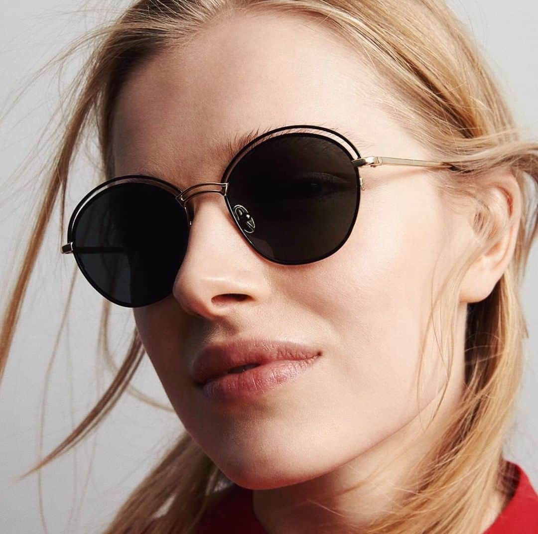 Meganさんのインスタグラム写真 - (MeganInstagram)「Zanzan TITA sunglasses ➖ our double brow style in black and gold metal. Handmade in Italy. zanzan.co.uk⁠ ⁠ ⁠ #サングラス #선글라스 #lunettes #occhiali #sunglasses #eyewear #handmadeinitaly #slowfashion #buybetterbuyless #zanzaneyewear⁠」6月30日 5時00分 - zanzan_domus