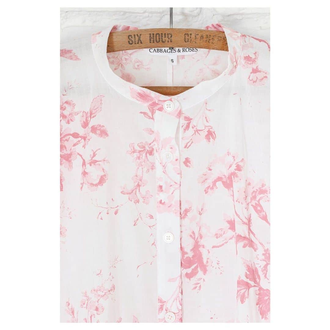 キャベジズ&ローゼズのインスタグラム：「Make a Stand ❤ The neatest little collar graces the Angelica Dress in lovely Alderney 🌸 The mandarin collar beautifully compliments many a décolletage. Printed in England by local artisans #sustainableclothing #slowfashionstyle #londonmade #madeinlondon #englishfashion #britishfashion #floraldresses #printeddress #cabbagesandroses #cabbagesandrosesfashion @christina_strutt @cabbagesandroses_shop 👆Link In Bio👆」