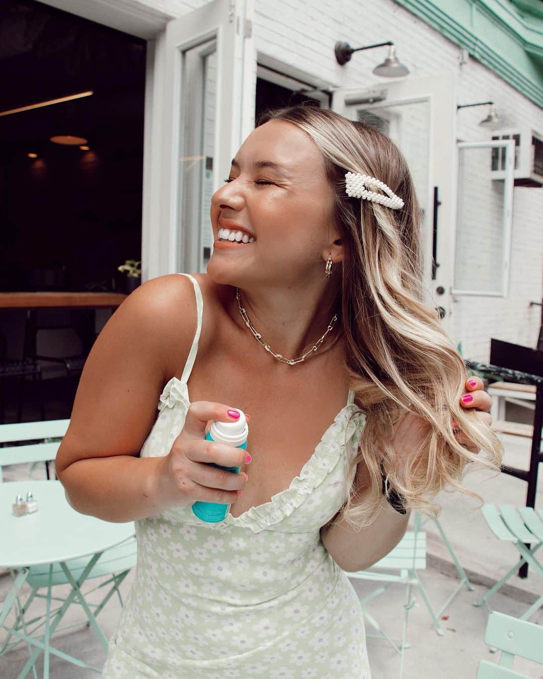 トーリ・ウェブスターのインスタグラム：「wavy hair ~ in the heat wave 🙃✨ keeping my hair fresh on the go with my fave @moroccanoil dry texture spray 🤘🏻 quick refresh,  in a New York minute 🗽 #ArganEveryday」
