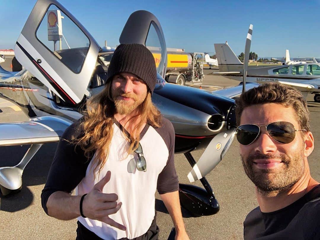 モデル、ブロック・オハーンのインスタグラム：「Learning to fly is wild 🛩  It’s something I’ve wanted to learn since I was a kid. I used to dream about it!  Just getting in the cockpit and seeing what it takes is an experience in itself but the best part is that feeling of ultimate freedom you feel when doing it!  The only thing I know that comes close is riding my motorcycle 🙌🏽 So just wanted to give a HUGE thank you to you @aaronoconnell for showing me the ropes and sharing your passion with me.  Pilots license is now officially on my to do list ✔️😏 Side note : I’ll save the barrel rolls for the next flight 😉」