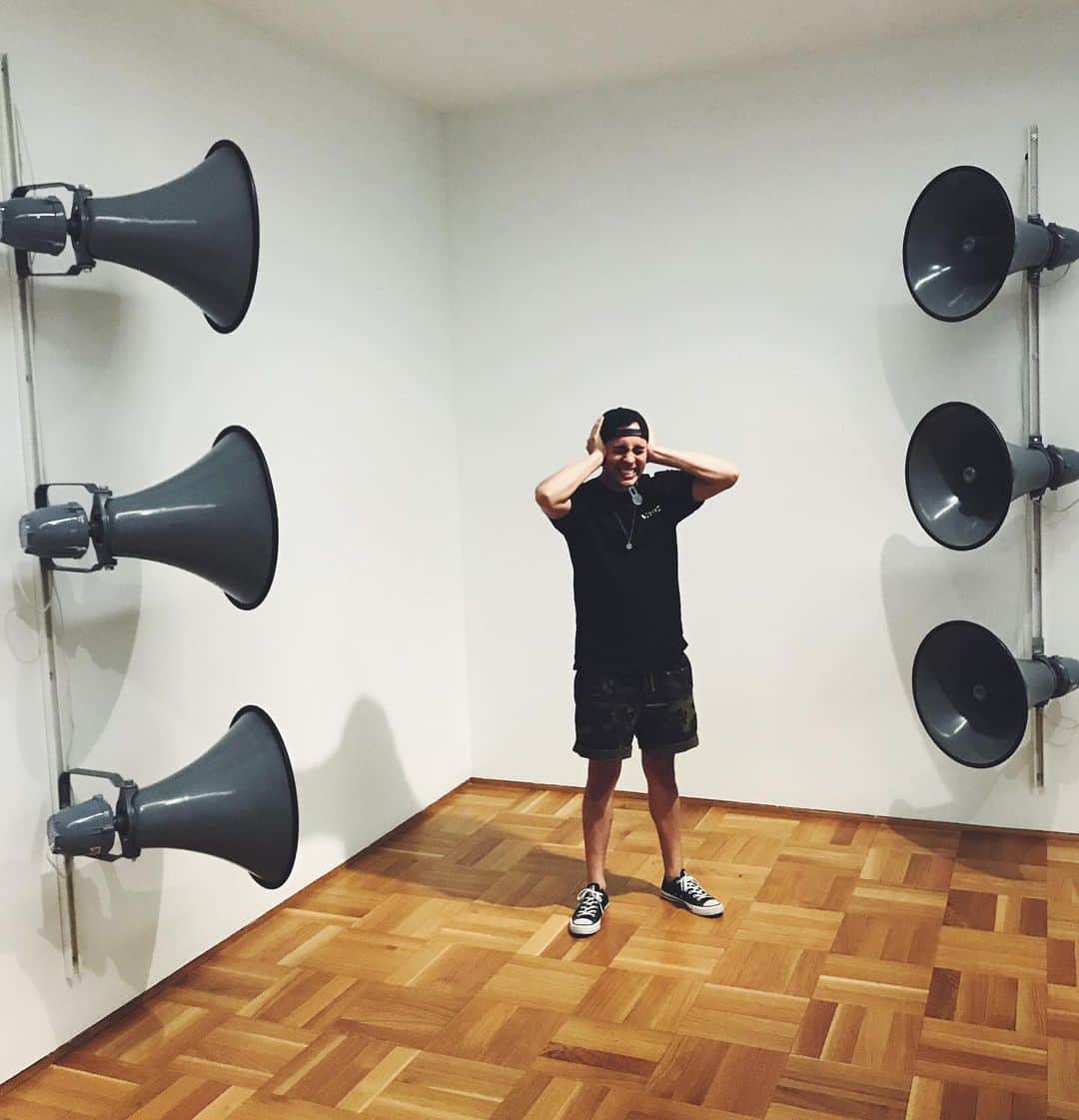 ヴィック・フエンテスのインスタグラム：「Louder now 📢📢📢」