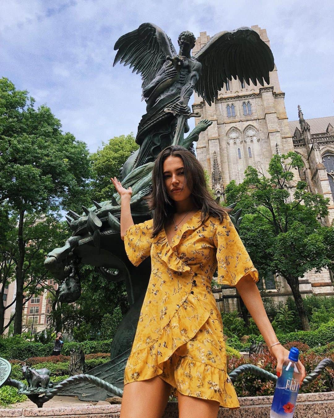 クロエ・ブリッジスのインスタグラム：「I give tours of the statues on the Upper West Side now. Lots of fun facts like “this is an angel with a sword!” DM me for rates」