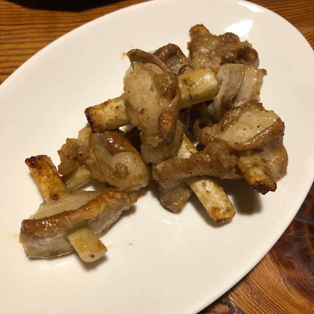 工藤采佳さんのインスタグラム写真 - (工藤采佳Instagram)「さぁて福岡グルメ続きますよんw 炊き餃子 池田屋 今回は大名本店🍲 福岡でぜひ行って欲しいお店！ 看板が無いのでご注意を〜🕴 福岡滞在中2回も来店しました🤤笑 それくらい大好きなお店であり 元バイト先である場所です☝️ その中でもオススメメニューを！ #ウニとイクラのせ半熟卵 宝石箱です笑 #小腸ごぼう詰め焼き 真ん中に刺さってるのごぼうです！ よく骨だと間違える人多いw #黒豚軟骨焼き ビールが進みます #炊き餃子 スープも餃子も最高 #山芋とろろ焼き 土佐酢でさっぱり #ちゃんぽんめん #炊き餃子池田屋 まだまだオススメあるんやけど、 餃子のスープで作る締めのちゃんぽんめん ぜひご堪能いただきたい！(^^) アサデスKBCでお世話になった方々と🎵 楽しすぎる時間でした✌️✨ . . . . . . . . #福岡グルメ#博多グルメ#福岡女子#オススメ#グルメ#福岡#スポット#飲食店#餃子#炊き餃子#絶品#美味しい#kbc#テレビ#instafood#fukuoka#gourmet#飯テロ#隠れ家」6月30日 5時55分 - kudo__ayaka
