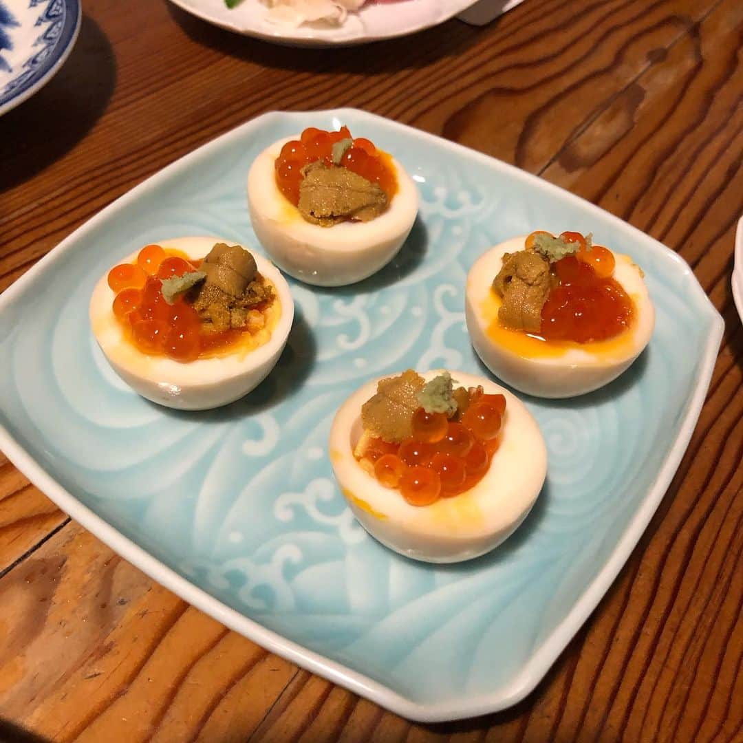 工藤采佳さんのインスタグラム写真 - (工藤采佳Instagram)「さぁて福岡グルメ続きますよんw 炊き餃子 池田屋 今回は大名本店🍲 福岡でぜひ行って欲しいお店！ 看板が無いのでご注意を〜🕴 福岡滞在中2回も来店しました🤤笑 それくらい大好きなお店であり 元バイト先である場所です☝️ その中でもオススメメニューを！ #ウニとイクラのせ半熟卵 宝石箱です笑 #小腸ごぼう詰め焼き 真ん中に刺さってるのごぼうです！ よく骨だと間違える人多いw #黒豚軟骨焼き ビールが進みます #炊き餃子 スープも餃子も最高 #山芋とろろ焼き 土佐酢でさっぱり #ちゃんぽんめん #炊き餃子池田屋 まだまだオススメあるんやけど、 餃子のスープで作る締めのちゃんぽんめん ぜひご堪能いただきたい！(^^) アサデスKBCでお世話になった方々と🎵 楽しすぎる時間でした✌️✨ . . . . . . . . #福岡グルメ#博多グルメ#福岡女子#オススメ#グルメ#福岡#スポット#飲食店#餃子#炊き餃子#絶品#美味しい#kbc#テレビ#instafood#fukuoka#gourmet#飯テロ#隠れ家」6月30日 5時55分 - kudo__ayaka